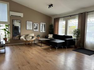 a living room with a couch and a table at ZemppiStay - Omakotitalo palveluiden äärellä in Kempele