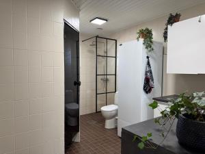 Ένα μπάνιο στο ZemppiStay - Omakotitalo palveluiden äärellä