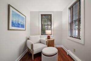 Χώρος καθιστικού στο Rare Private Deck Dog Friendly Walk to Harbor