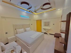Ένα ή περισσότερα κρεβάτια σε δωμάτιο στο Luxury furnished rooms in Sunset Lane in DHA Phase II, Karachi