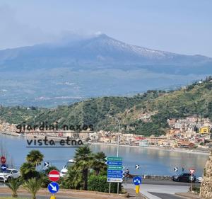 Blick auf eine Stadt mit See und Berg in der Unterkunft Terrazza Fiumara in Letojanni
