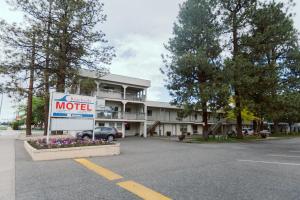 彭蒂克顿Beachside Motel的停车场内有汽车旅馆标志的酒店