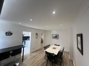 Φωτογραφία από το άλμπουμ του 101 Modern 4 Bedroom Home σε Stanford le Hope +47 φωτογραφίες