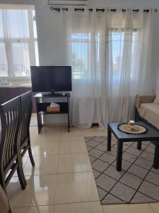 Televízia a/alebo spoločenská miestnosť v ubytovaní Iris Room + 26 fotografií