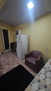 un soggiorno con frigorifero e sedia di Cantinho bom! a Manaus