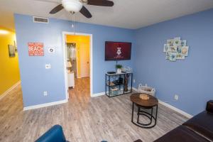 Et tv og/eller underholdning på Suite Caroline. By the Beach and a Pool.