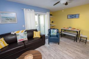 Et opholdsområde på Suite Caroline. By the Beach and a Pool.