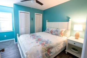 En eller flere senge i et værelse på Suite Caroline. By the Beach and a Pool. + 40 billeder