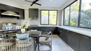 Η κουζίνα ή μικρή κουζίνα στο Beautiful property in Balwyn with great view