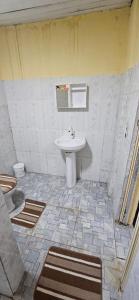 a bathroom with a sink and a toilet at Cantinho bom! in Manaus