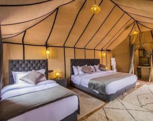 Postel nebo postele na pokoji v ubytování Merzouga Best Luxury Camp