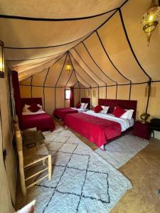 Postel nebo postele na pokoji v ubytování Merzouga Best Luxury Camp