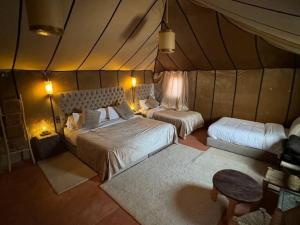 Postel nebo postele na pokoji v ubytování Merzouga Best Luxury Camp