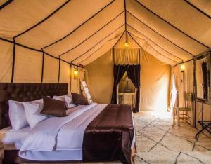 Postel nebo postele na pokoji v ubytování Merzouga Best Luxury Camp