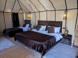 Postel nebo postele na pokoji v ubytování Merzouga Best Luxury Camp