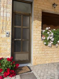 a door with flowers on the side of a building at Alba House in Prinos