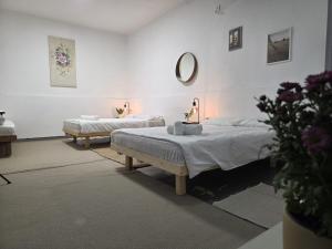 Postel nebo postele na pokoji v ubytování Hotel Loui Talpiot
