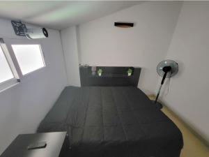 Postel nebo postele na pokoji v ubytování Luminoso ático dúplex con terraza de césped