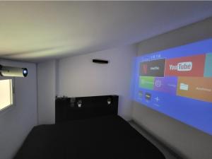 TV a/nebo společenská místnost v ubytování Luminoso ático dúplex con terraza de césped