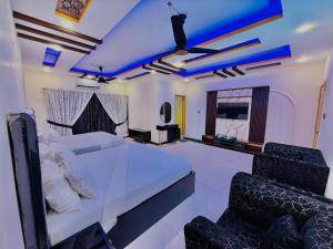 Χώρος καθιστικού στο Luxury furnished rooms in Sunset Lane in DHA Phase II, Karachi
