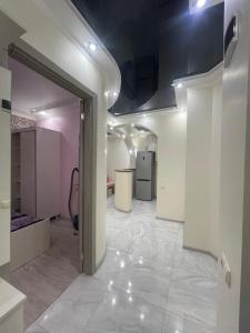 バトゥミにあるETO S Apartment with sea view In Batumiの廊下、キッチン、ドアが備わる客室です。