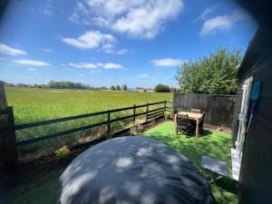 怀门德姆Lavender Lodge - Pool and Hot Tub with sunset views over open fields的相册照片