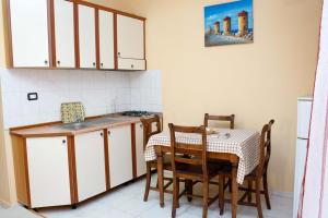cocina con mesa, mesa y sillas en Apartments Bella Vista Durres, en Durrës