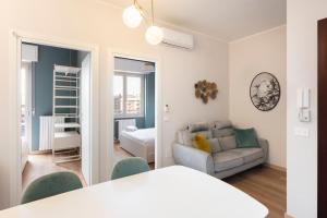 sala de estar con sofá y sala de estar en Sweet Green Apt Tortona District, en Milán