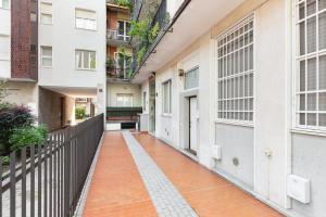 un pasillo vacío de un edificio con ventanas en Sweet Green Apt Tortona District, en Milán