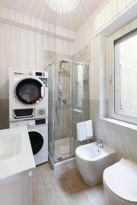 Un baño con ducha, inodoro y lavabo. en Sweet Green Apt Tortona District, en Milán