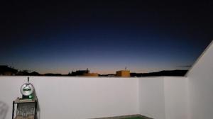 Fotografie z fotogalerie ubytování Luminoso ático dúplex con terraza de césped v destinaci Montroy