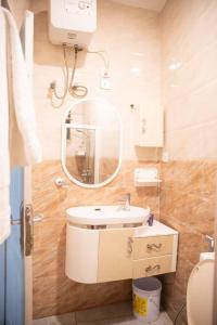 Bilik mandi di Uwalex Apartment
