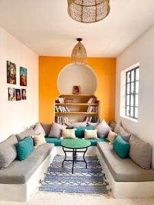 una sala de estar con un sofá y una mesa en Socco Hostel, en Tánger
