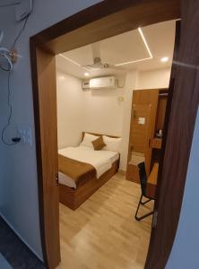 Ένα ή περισσότερα κρεβάτια σε δωμάτιο στο The Manohar Hotel Budaun