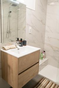 a bathroom with a sink and a shower at Bungalow - Playa Meloneras in San Bartolomé de Tirajana