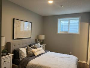 Giường trong phòng chung tại stylish 5-Star Suite 1BD 1 Bath Le Reve Beaumont