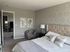 Postel nebo postele na pokoji v ubytování Le Reve Show Home 3BD, AC, sleep 9 , Beaumont