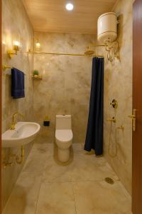 Koupelna v ubytování Hotel Rajnandani Palace Ayodhya By IQ Hotels - A Regal Stay Just Steps from Ram Mandir + 37 fotografií