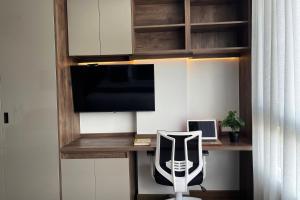 TV a/nebo společenská místnost v ubytování VOU Suites by Avia Suites