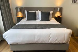 Postel nebo postele na pokoji v ubytování VOU Suites by Avia Suites