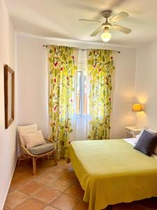 Ένα ή περισσότερα κρεβάτια σε δωμάτιο στο chalet Junto a la playa con piscina privada, La Breña +17 φωτογραφίες