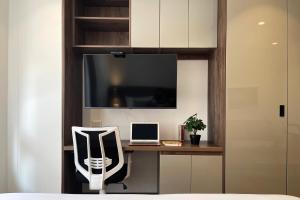 TV a/nebo společenská místnost v ubytování VOU Suites by Avia Suites