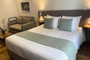 Postel nebo postele na pokoji v ubytování VOU Suites by Avia Suites