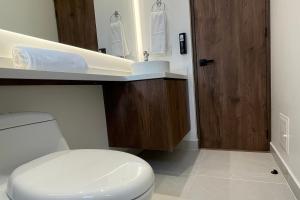 Koupelna v ubytování VOU Suites by Avia Suites
