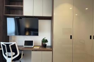 TV a/nebo společenská místnost v ubytování VOU Suites by Avia Suites