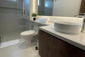 Koupelna v ubytování VOU Suites by Avia Suites