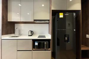 Kuchyň nebo kuchyňský kout v ubytování VOU Suites by Avia Suites