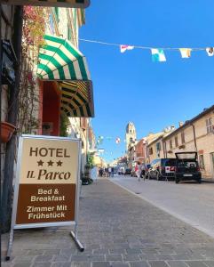 a sign on a street with a hotel in parco at Hotel "Il Parco" B&B Sirolo in Sirolo