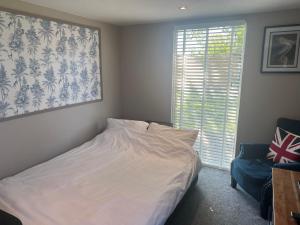 怀门德姆Lavender Lodge - Pool and Hot Tub with sunset views over open fields的带白色床和窗户的卧室 更多12张照片