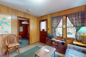 een woonkamer met een bank en een tafel bij Fishermans Cottage in Manitowish Waters